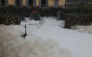 Cận cảnh dòng sông "tuyết", bọt tung cao cả mét ở Hà Nam