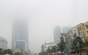 Sương mù bao phủ Hà Nội, nhà cao tầng 'mất nóc'