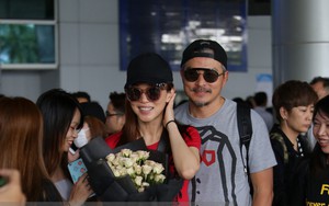 Vợ chồng Phạm Văn Phương - Lý Minh Thuận tay trong tay xuất hiện tại sân bay Tân Sơn Nhất