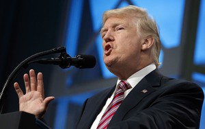Ông Trump nổi cáu giữa đêm, tố Bannon khóc lóc khi bị đuổi và "bị hắt hủi như 1 chú chó"