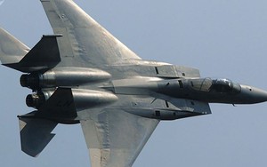 Mỹ công bố video tiêm kích F-15 áp sát Su-30 Nga, Moscow nói gì?