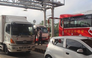 Hàng chục tài xế ‘đại náo’ trạm thu phí Sóc Trăng từ sáng sớm