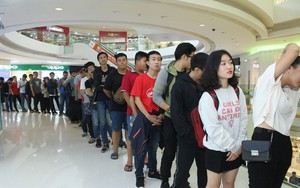 Hàng trăm người xếp hàng mua sản phẩm Xiaomi tại cửa hàng Mi Store đầu tiên tại Việt Nam