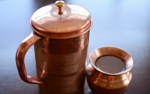 Nhà có bình đồng, đổ nước đậy nắp trong 8 tiếng và uống, bạn sẽ nhận được điều bất ngờ