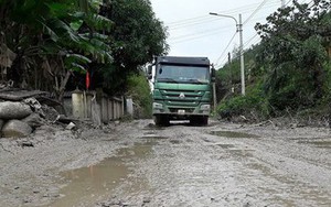 Di chuyển trên đường "công vụ", học sinh vào lớp như người đi cày
