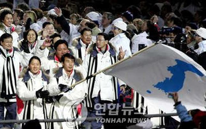 Chân dung nữ VĐV cầm lá cờ thống nhất liên Triều diễu hành tại Olympic