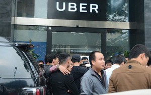 Hàng trăm tài xế Grab, Uber kéo về trụ sở ở Hà Nội để yêu cầu giảm chiết khấu