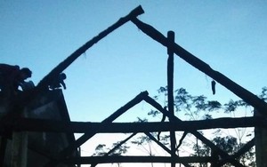 Cháy nhà, con trai kịp cõng mẹ 80 tuổi chạy thoát chết
