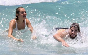 Miley Cyrus và Liam Hemsworth rủ nhau khoe body, nô đùa cực hạnh phúc trên bãi biển