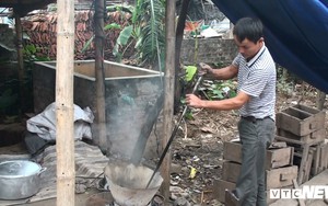 Ảnh: Dân ngoại thành Hà Nội rủ nhau thuê người đúc xoong nồi nấu bánh chưng Tết