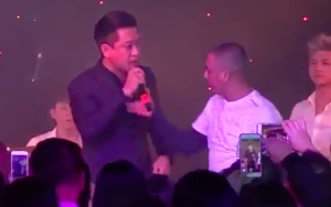 Tuấn Hưng nói gì khi bị khán giả lên tận sân khấu giật micro và bảo "xuống đi"?