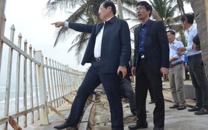 Chủ tịch Huỳnh Đức Thơ đi thị sát, chứng kiến bờ biển Đà Nẵng sạt lở kinh hoàng
