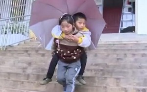 Bé gái 9 tuổi cõng anh trai tật nguyền đến trường mỗi ngày: Câu chuyện lay động hàng triệu trái tim