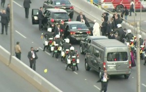 Cận cảnh xe chở Giáo hoàng bị xịt lốp tại Peru