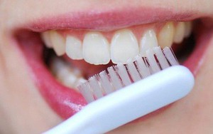 Những thói quen xấu đang âm thầm phá huỷ men răng của bạn mỗi ngày