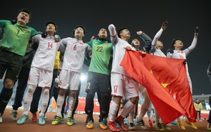 Đàm Vĩnh Hưng khóc mếu máo khi U23 Việt Nam chiến thắng