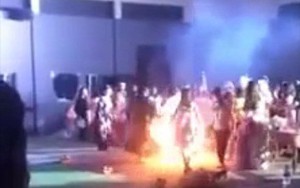 Chơi lễ hội Halloween, một nữ sinh viên bị bốc cháy