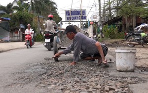 Ông lão tật nguyền bán vé số dành tiền vá đường