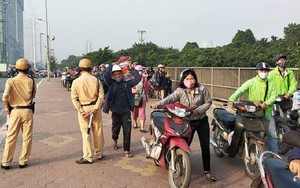 Có thể xử phạt đoàn người dắt xe máy đi bộ ngược chiều trên vỉa hè khi thấy CSGT
