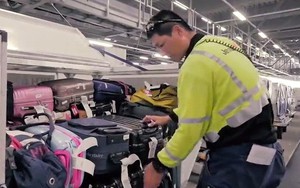 Clip: Nhân viên sân bay Nhật Bản nâng niu từng va li của hành khách như "em bé"