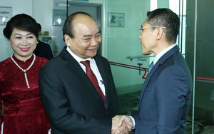 Thủ tướng Nguyễn Xuân Phúc đến Singapore, bắt đầu chuyến tham dự Hội nghị Cấp cao ASEAN 33