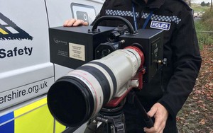 Góc gear chất: Cảnh sát giao thông tại Anh sử dụng ống kính Canon 100 - 400mm để bắn tốc độ!