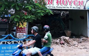 Mưa lũ, sạt lở kinh hoàng ở Nha Trang: Người dân dùng tay đào bới tìm thi thể bé trai và người phụ nữ trong đống đổ nát