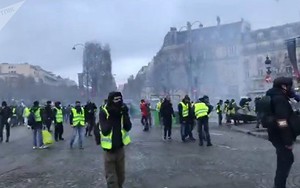 Pháp: Paris hỗn loạn vì biểu tình phản đối tăng giá nhiên liệu