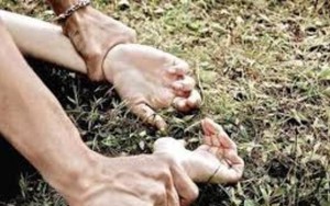 Thanh niên đang hiếp dâm bạn gái thì bị bắt quả tang