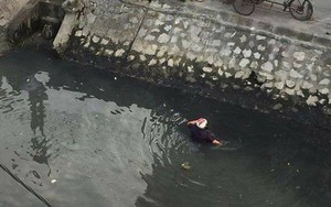 Hải Phòng: Đánh phụ nữ giữa đường, thanh niên bị người dân cho "tắm bùn" dưới kênh