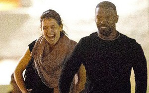 Chẳng cần nói lời nào, nụ cười tươi rói của Katie Holmes đã cho thấy cô hạnh phúc thế nào bên Jamie Foxx