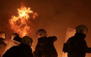 Biểu tình biến thành bạo loạn tại Hy Lạp, hàng chục người bị bắt