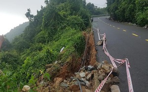 Bán đảo Sơn Trà sạt lở nghiêm trọng, đất đá lao xuống đường