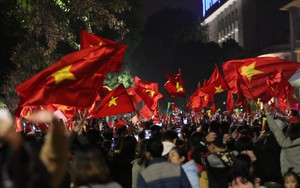 Thủ đô Hà Nội rợp cờ hoa ăn mừng chiến thắng của đội tuyển Việt Nam