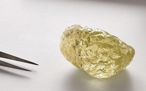 Chiêm ngưỡng viên kim cương vàng "khủng" hiếm thấy