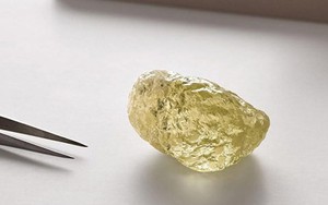 Chiêm ngưỡng viên kim cương vàng "khủng" hiếm thấy