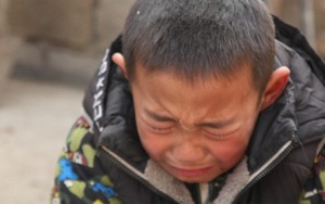 Xót xa cảnh bé trai 7 tuổi cầu xin được vào trại mồ côi khi cha mất, mẹ ôm tiền bỏ đi