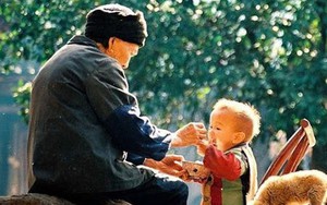 4 hành động yêu thương thường ngày của ông bà tưởng tốt nhưng lại có khả năng gây nguy hại cho trẻ mà nhiều bố mẹ không để ý