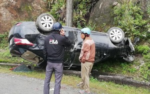 Xe hơi lật ngửa sau khi đâm vào vách núi