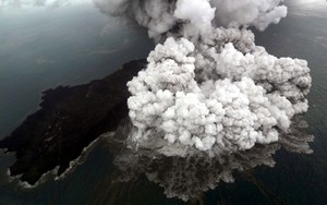 Video núi lửa Krakatau Con sôi sục, đe dọa cơn sóng thần mới tấn công Indonesia