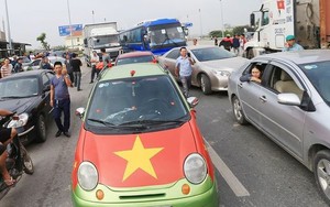 Thu phí được 4 ngày, BOT quốc lộ 18 bị tài xế 'quây' gây ùn tắc