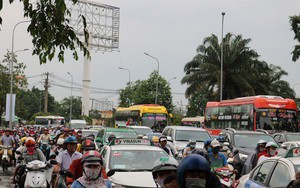 Đông nghẹt người đi nghỉ Tết Dương lịch, nhiều tuyến đường TP HCM kẹt cứng