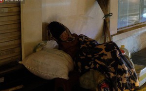Xót xa cảnh người vô gia cư trùm chăn ngủ vỉa hè trong cái lạnh thấu xương giữa đêm đông Hà Nội