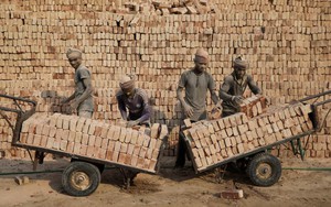 24h qua ảnh: Công nhân làm việc trong một nhà máy gạch ở Bangladesh