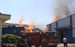 Đang cháy lớn tại công ty sản xuất nệm, mút xốp trong cụm công nghiệp ở Bình Dương