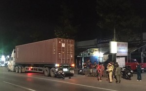 Mải nghe điện thoại khi đi xe máy, người đàn ông tông vào đuôi xe container giữa khuya