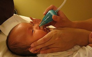 Con “hỏng” mũi vì trẻ mới sụt sịt mẹ đã vội vàng hút mũi