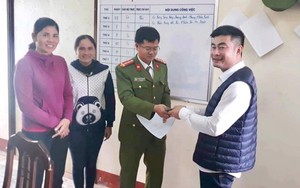 2 phụ nữ bán hàng rong trả lại chiếc túi nhặt được chứa nhiều tiền
