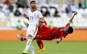 Va chạm với cầu thủ Iran, tiền vệ Đức Huy bị mất trí nhớ tạm thời