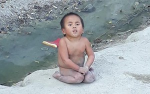 Tròn 1 năm em bé Mường Lát về thành phố: Đứa trẻ hao khuyết quỳ trên đất lạnh đã biết nguyện ước cho tương lai
